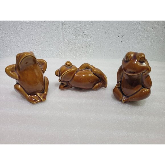 Vintage Ceramic Frogs 3 Brown Glaze Relaxing Figurines Shelf Sitter Table Decor - Picture 1 of 10